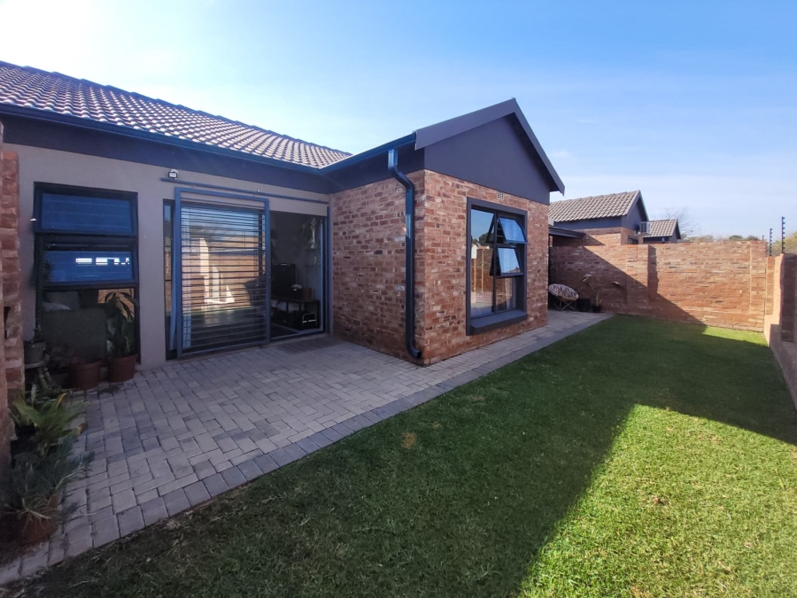 2 Bedroom Property for Sale in Van Der Hoff Park North West